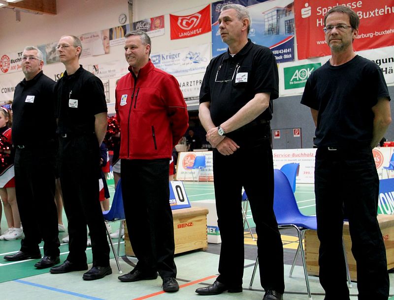 Die Schiedsrichter, v. l. n. r.: Thomas Wulf, Momme Schröder, 
          Jochen Heumos, Helmut Bodenstein und Matthias Kayser, © Badmintonfotos von Frank Kossiski